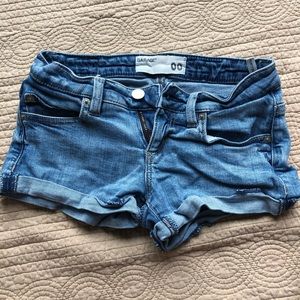 Size 00 Garage low rise “flirty short” light wash